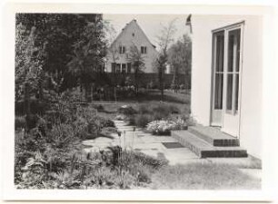Garten Elsbeth Heddenhausen, Berlin-Zehlendorf: Wohnhaus Seitenaustritt Plattenweg