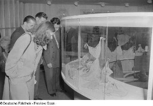 Besucher vor einer Vitrine mit Damenunterwäsche