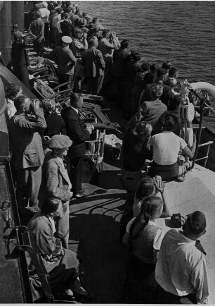 An Bord des Passagierschiffes "Hansestadt Danzig" des Seedienstes Ostpreußen. Passagiere stehen an der Reeling. Ein Schiff wird in der Ferne gesichtet