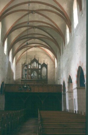 Jüterbog-Kloster Zinna. Kloster Zinna, Klosterkirche (1226 Weihe). Blick durch das Langhaus zur Orgel von Wilhelm Baer (1850-1851)