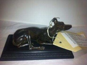 Briefbeschwerer mit ruhendem Windhund