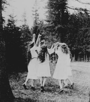 Wandervogelbewegung, Mädchenreigen im Wald