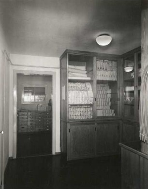 Dresden-Altstadt, Wilsdruffer Straße (Ernst-Thälmann-Straße). Löwen-Apotheke, Veerbandstofflager