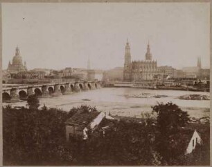 Dresden-Altstadt. Blick vom Neustädter Elbufer über die Augustusbrücke. Fotografie auf Karton montiert.