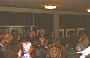 Ausstellungseröffnung "Radierungen, Zeichnungen" von Jürgen Grenzemann im Stormarnhaus: Jürgen Grenzemann erklärt seine Ausstellung im Foyer