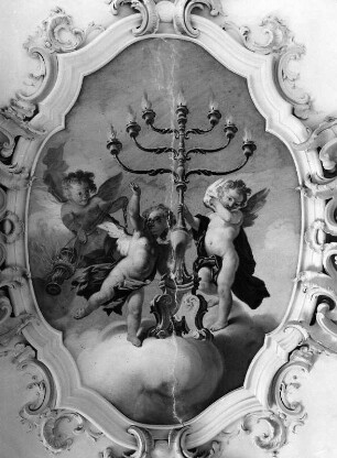 Putti tragen den siebenarmigen Leuchter : Putti tragen den siebenarmigen Leuchter. Deckenmalerei. Ottobeuren, Benediktinerabtei Ottobeuren, Gang zur inneren Sakristei