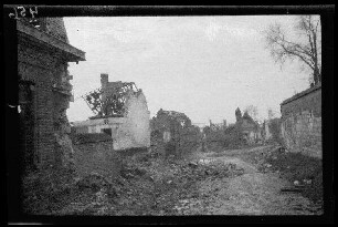 Beaurains (Dep. Pas-de-Calais, Frankreich): Gebäuderuinen an einer Ortsstraße