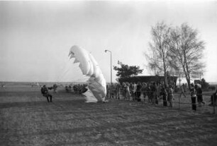 Nikolausbescherung per Fallschirm für Kinder auf dem Flugplatz Forchheim
