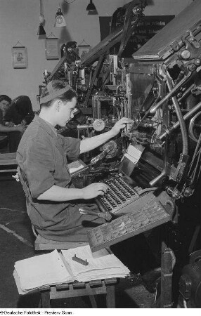Lehrling an einer Druckmaschine