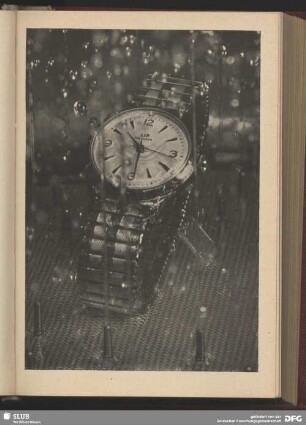Schweizer Uhr mit wasserdichtem Gehäuse unter der Fontäne