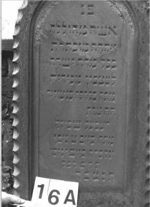 Grabstein 16 (Index: 100114422) Material: Sandstein Zustand: Sockel leicht verwittert Maße HxBxT: 154x57x27 cm Beschreibung: Stele, getreppter Sockel, Rundbogenabschluß Symbolik: umlaufendes Bogenfries: Grabstein 16A