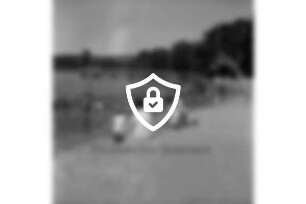 Poggensee: Freibad: vorn Frauen mit Kindern auf Bank am Sandstrand: dahinter Kinder im Wasser: hinten rechts Wasserrutsche: hinten links Badesteg