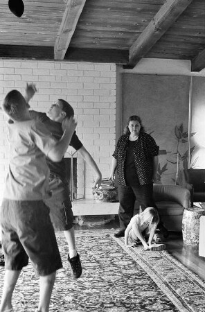Katherine mit ihren spielenden Kindern im Wohnzimmer, Palisades Beach in Santa Monica, Los Angeles County