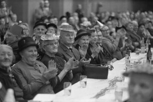 Damen- und Fremdensitzung der Karnevalsgesellschaft Ost in der Stadthalle für die Angehörigen des Altenclubs "Fidelitas".