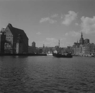 Stralsund. Freihafen, im Hintergrund Altstadt mit Jakobikirche und Nikolaikirche