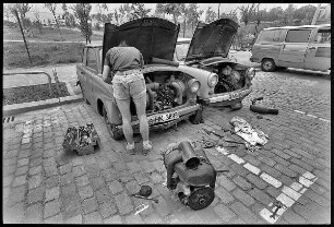 Mann baut am Trabant