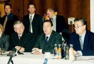 Demonstration bei der Philipp Holzmann AG und Besuch von Bundeskanzler Gerhard Schröder, 24.11.1999