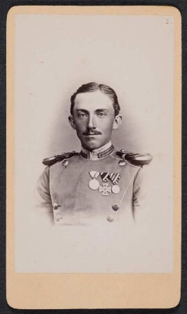 Porträt von Reinhard Roscher in Uniform mit Orden : Porträt von Reinhard Roscher in Uniform mit Orden. Visitfoto
