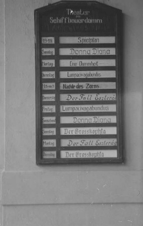 Szenenbilder aus der Komödie "Viel Lärm um nichts" von William Shakespeare im Theater am Schiffbauerdamm in Berlin : Programmtafel im Theater am Schiffbauerdamm