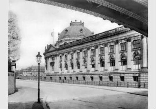 Blick vom Kupfergraben auf das Kaiser-Friedrich-Museum