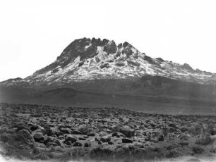 Kilimandscharo-Massiv, Mawensi mit Neuschnee : Deutsch-Ostafrika (heute: Tansania). Kilimandscharo-Massiv, Mawensi (5149 m hoch) mit Neuschnee. Blick vom Kibo-Lager auf 4300 m Höhe, 1889