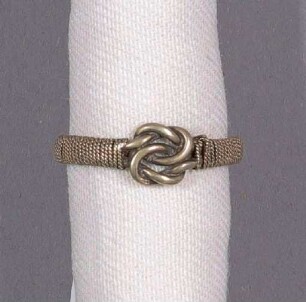 Goldener Fingerring mit Knoten