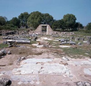Nikopolis (Epirus). In der 5-schiffigen Alkyson-Basilika, um 500. Gründung Augustus´; Seesieg Aktium; 31 v. Chr.; Antonius und Kleopatra