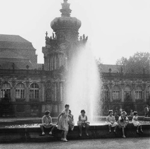 Dresden-Altstadt. Zwinger (1709-1728; M. D. Pöppelmann, B. Permoser). Zwingerhof. Langgalerie mit Kronentor und Brunnen