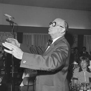 Männergesangverein "Liedertafel Siek von 1886" e.V.: 90-jähriges Jubiläum: Konzert im Gasthof "Zur Traube": Chorleiter Gerhard Konert: rechts dahinter Tische mit Zuhörern
