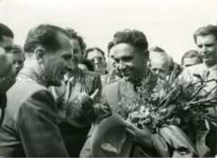 Erich Honecker begrüßt die Fußballmannschaft Dynamo Moskau bei ihrer Ankunft in Berlin-Schönefeld