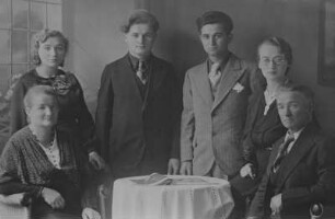 Porträt der Familie Kurt Adam aus Fällbach, einem Ortsteil von Bermsgrün, ganz rechts: Kurt Adam, Mitglied der Kommunistischen Partei Deutschlands/KPD und im illegalen Widerstand tätig : Porträt der Familie Kurt Adam aus Fällbach, einem Ortsteil von Bermsgrün