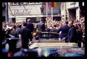 Bonn Marktplatz/ Kennedy im offenen Wagen v. hinten, Sicherheitskräfte