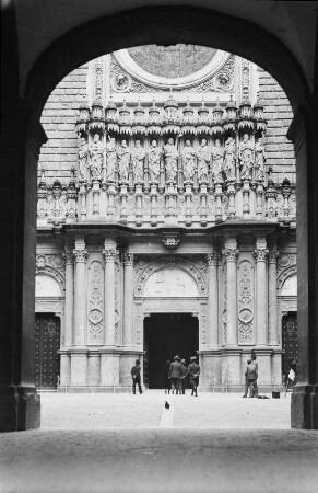 Barcelona, Blick auf ein Portal mit Figurenschmuck