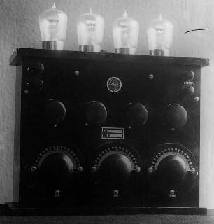 Entwicklungsstufen eines Rundfunkempfängers: 7. Fertiger Apparat, Außenansicht, Radiofrequenz : 70001230Technikgeschichte | Elektrotechnik | Radiotelegraphie und -telephonie | Aus der Fabrikation der Rundfunkempfänger (Radiofrequenz) | Entwicklungsstufen eines Rundfunkempfängers