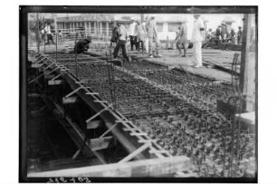 Brückenbau : Thailand. Baustelle. Arbeiten an einer Straßenbrücke aus Stahlbeton, 1908/1913