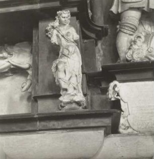Weibliche allegorische Figur links