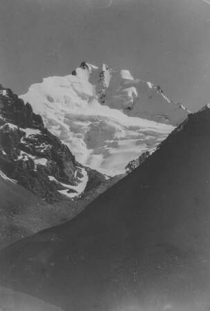 Gipfel : Ein schneebedeckter Gipfel im Tian Shan Hochgebirge