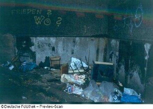 Dresden. Hofecke mit Sperrmüll, an der Wand Schriftzug "FRIEDEN? Wo?"