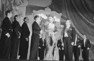Szenenbilder aus der Operette "Die lustige Witwe" von Franz Lehár am Metropol-Theater Berlin