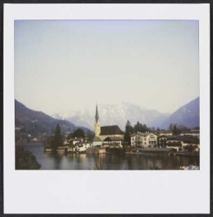 Blick vom Seehotel Überfahrt auf St. Laurentius in Rottach-Egern