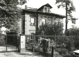Dresden-Briesnitz. Wohnhaus mit Einfriedung, Merbitzer Straße 14. Straßenansicht