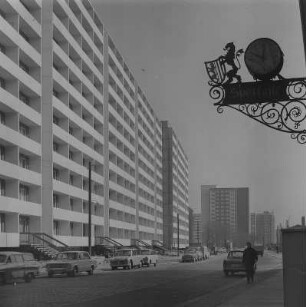 Dresden. Wohnviertel Johannstadt, Blick in die Elsasser Straße, rechts Ausleger der Sparkasse am Güntzplatz