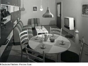Eßtisch : Zweiraumwohnung des Typs WBS 70. Wohnzimmer mit Anbauwand, Eßplatz und Sitzgruppe