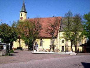 Kreuzkirche - Ansicht von Süden über Traufseite mit Langhaus (Dachturm im Westen) und Chor (mit Strebepfeilern) in Übersicht