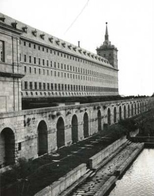 Escorial. Real Sitio de San Lorenzo de El Escorial (1563-1584; J. B. de Toledo, J. de Herrera). Südfront mit Terrassengarten