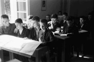 Bukarest: Zeitungsjungen in der Schule