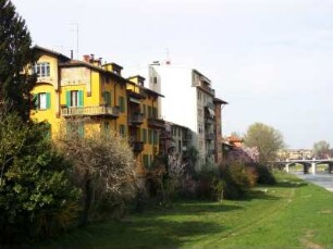 Parma: Hausfassaden an der Parma