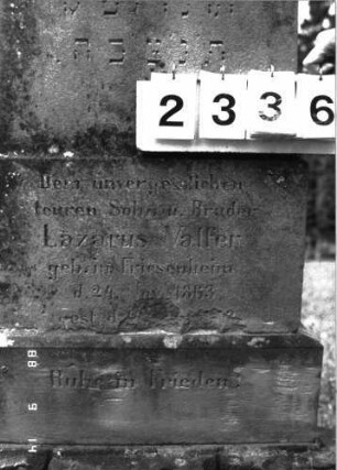 Grabstein 2336 (Index: 100097503) Maße HxBxT: 169x50x19 cm: Grabstein 2336 (Detailaufnahme 2)