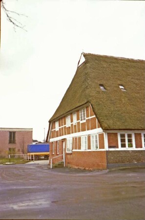 Hauptstraße 40: Barsbütteler Hof: Fachwerkhaus mit Reetdach: rückwärtige Giebelseite Wohntrakt: mit Tür