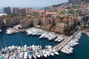 Monte Carlo - Innerer Yachthafen : Innerer Yachthafen Blick vom Fürsten-Schloss auf den Stadtteil Fontvieille in Monaco. 2006